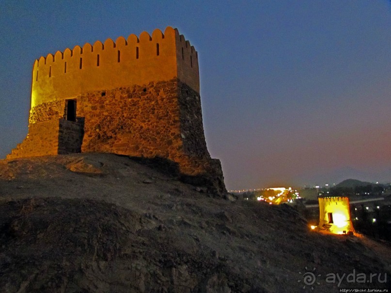 Старейшая мечеть Эмиратов (1446г.) и пара фортов рядом