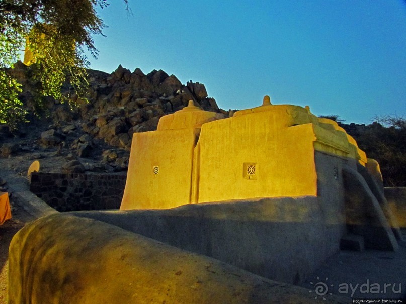 Старейшая мечеть Эмиратов (1446г.) и пара фортов рядом