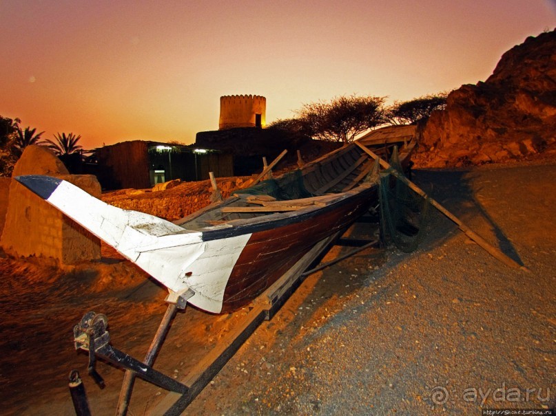 Старейшая мечеть Эмиратов (1446г.) и пара фортов рядом