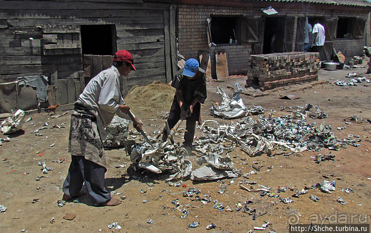 "А сувениры здесь не производят" Литейный цех на Мадагаскаре