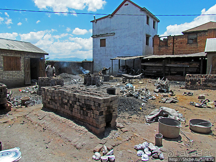 "А сувениры здесь не производят" Литейный цех на Мадагаскаре