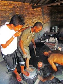 "А сувениры здесь не производят" Литейный цех на Мадагаскаре