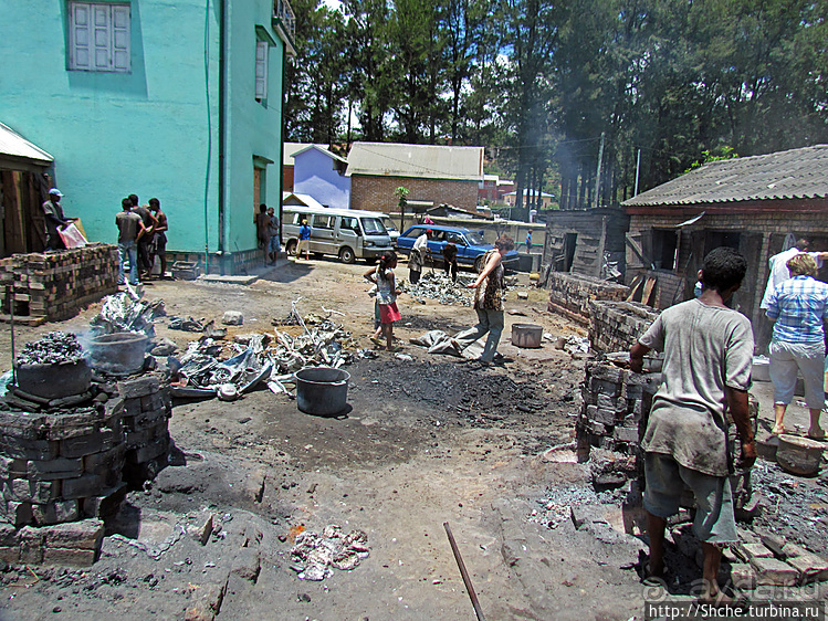 "А сувениры здесь не производят" Литейный цех на Мадагаскаре
