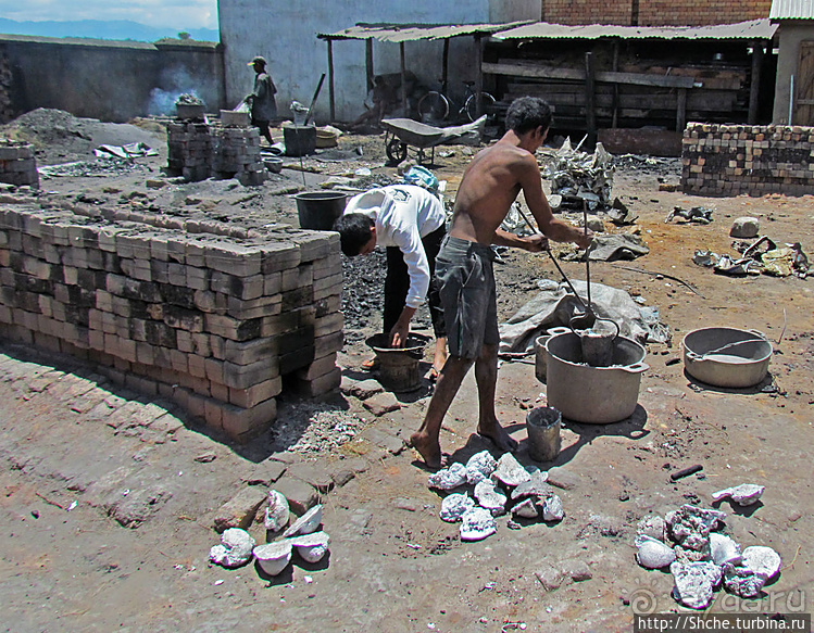"А сувениры здесь не производят" Литейный цех на Мадагаскаре