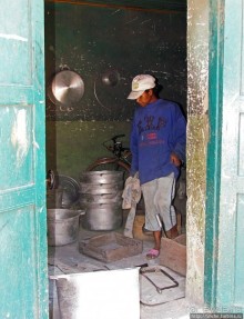 "А сувениры здесь не производят" Литейный цех на Мадагаскаре