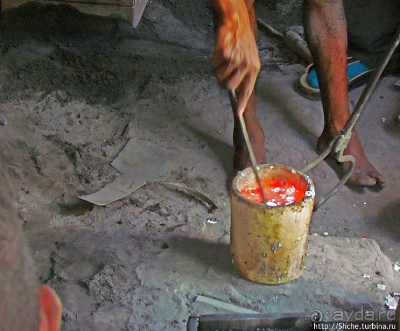 "А сувениры здесь не производят" Литейный цех на Мадагаскаре