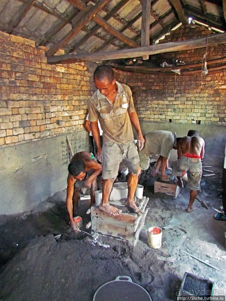 "А сувениры здесь не производят" Литейный цех на Мадагаскаре