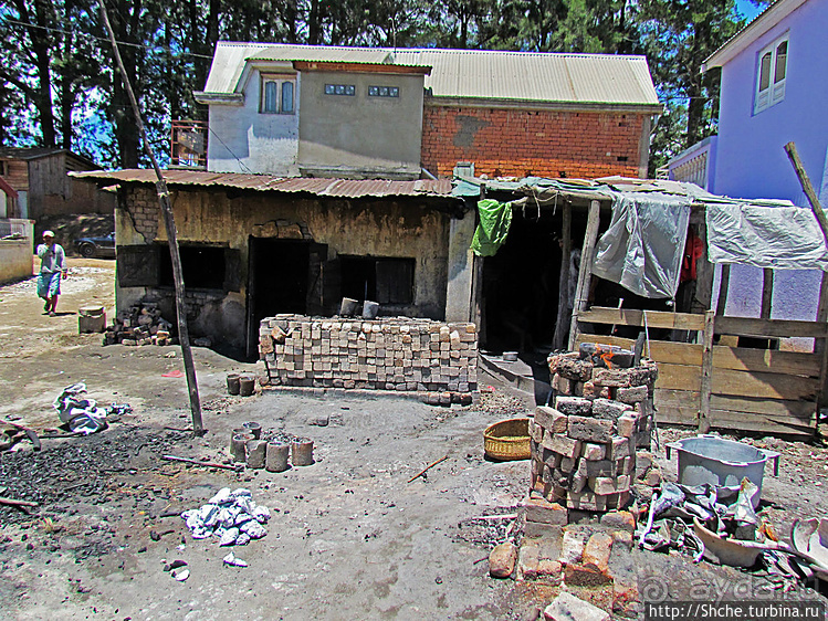 "А сувениры здесь не производят" Литейный цех на Мадагаскаре