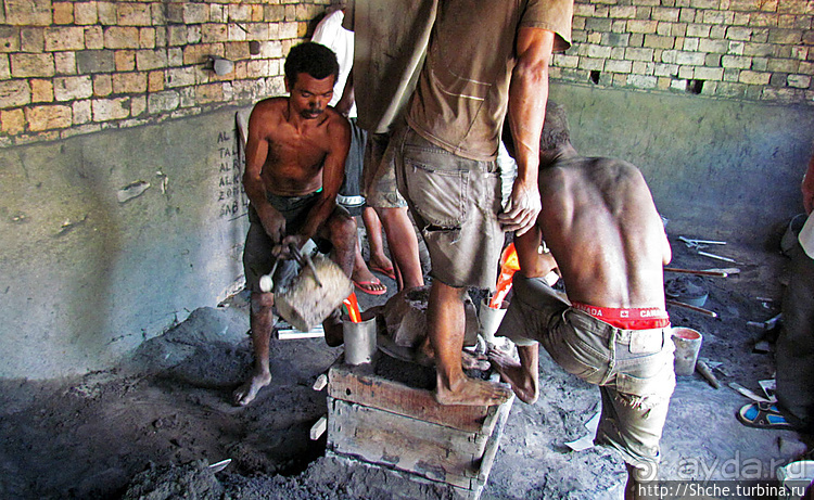 "А сувениры здесь не производят" Литейный цех на Мадагаскаре