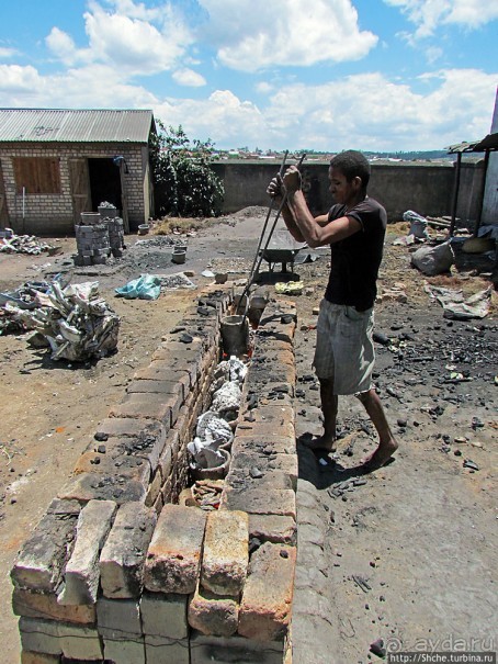 "А сувениры здесь не производят" Литейный цех на Мадагаскаре