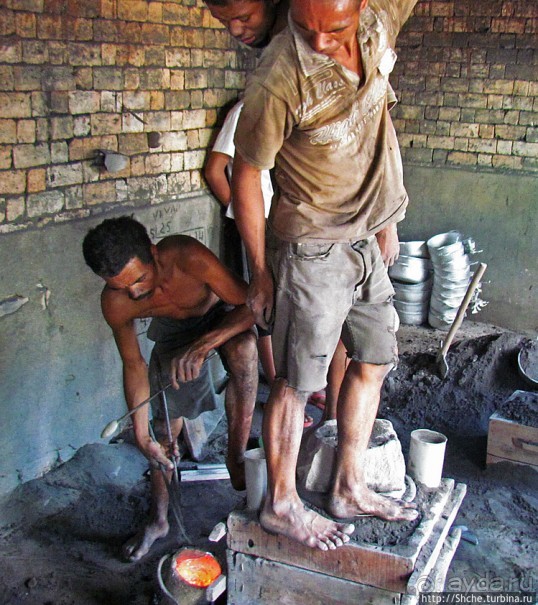 "А сувениры здесь не производят" Литейный цех на Мадагаскаре