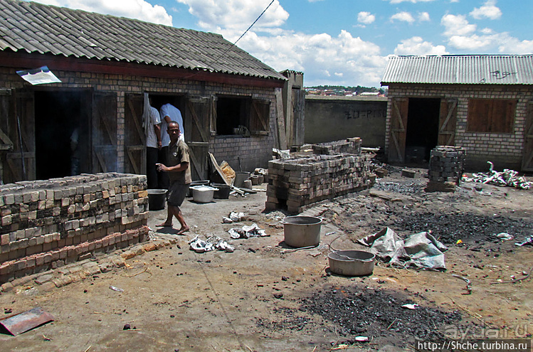 "А сувениры здесь не производят" Литейный цех на Мадагаскаре