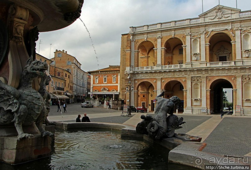 Фонтан на Соборной площади Лорето (17 век)