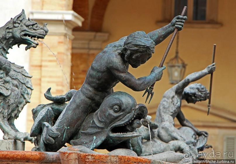 Фонтан на Соборной площади Лорето (17 век)