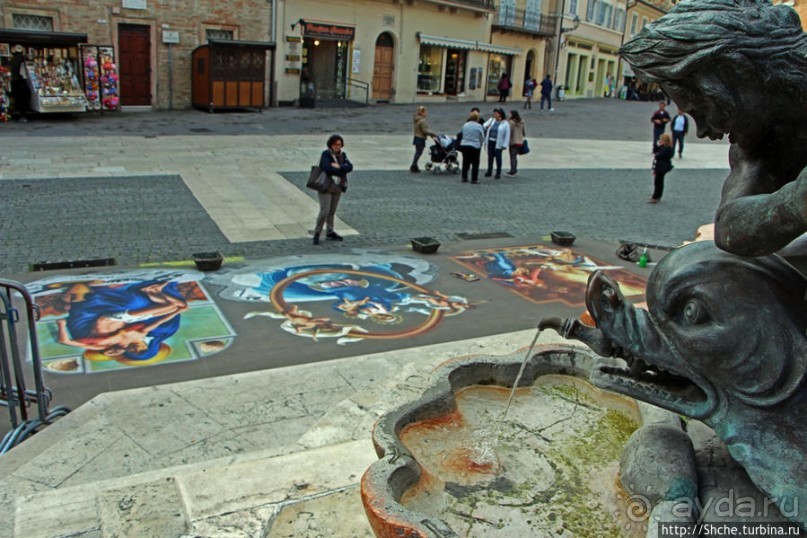 Фонтан на Соборной площади Лорето (17 век)