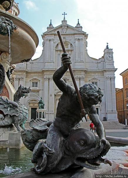 Фонтан на Соборной площади Лорето (17 век)