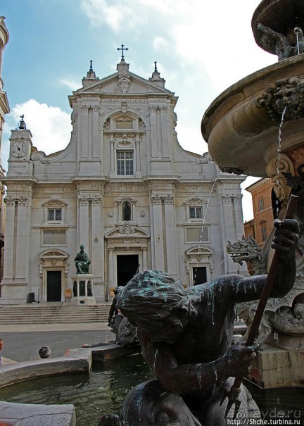 Фонтан на Соборной площади Лорето (17 век)