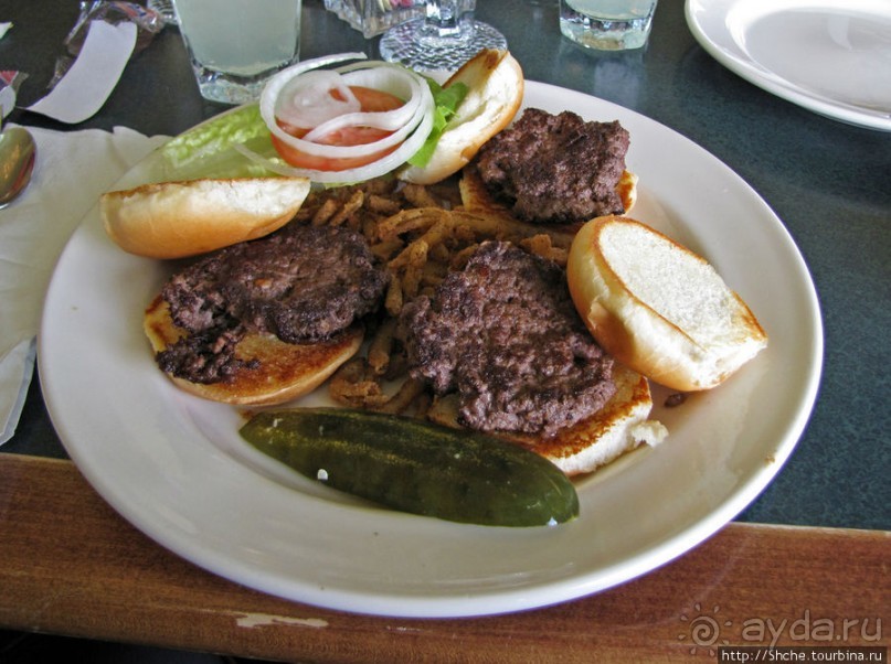 Обычный фастфуд с претензией на ресторан