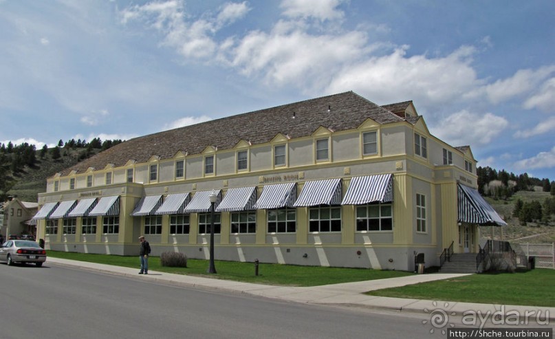 Обычный фастфуд с претензией на ресторан