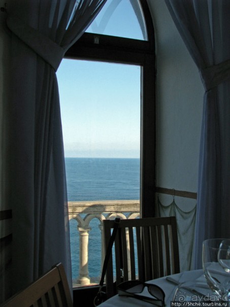 Круто, дорого, запоминающееся, но кушать лучше не здесь...