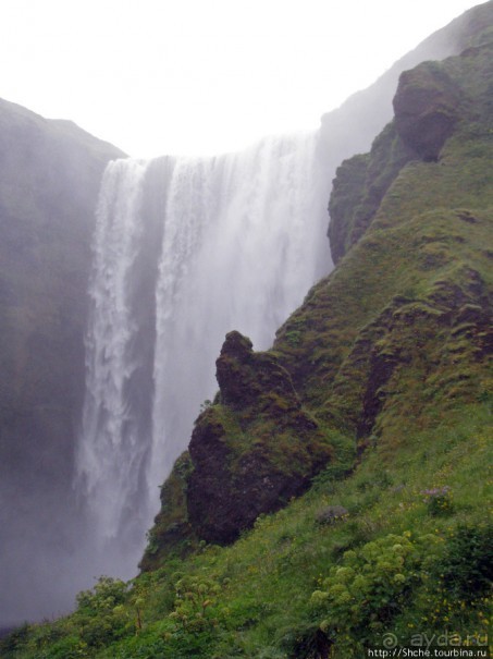 Skogafoss- "компактный и мощный", один из символов Исландии