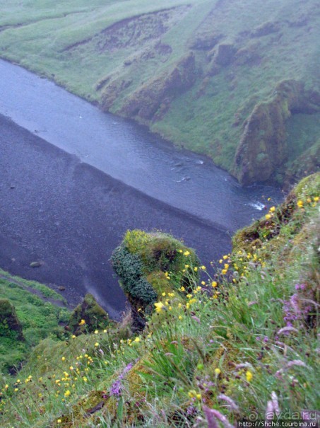 Skogafoss- "компактный и мощный", один из символов Исландии