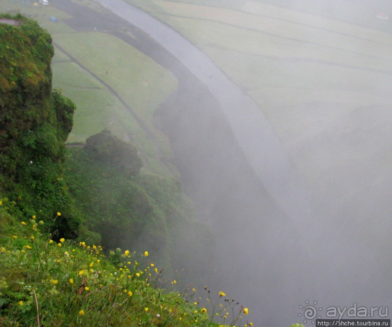 Skogafoss- "компактный и мощный", один из символов Исландии