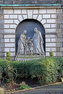 Притяжение каменных плит. Приходская церковь Св. Кутберта