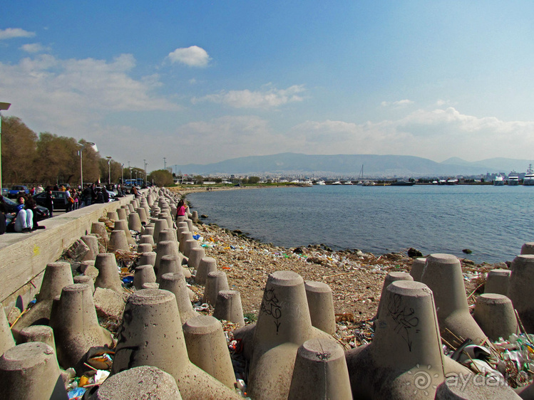Пирей — "мал золотник, да дорог". Что еще, кроме порта
