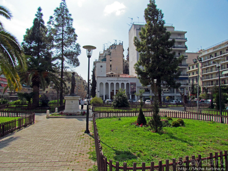 Пирей — "мал золотник, да дорог". Что еще, кроме порта