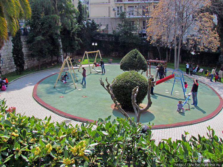 Пирей — "мал золотник, да дорог". Что еще, кроме порта