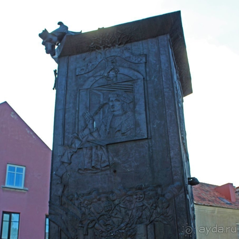 Кто-кто в ... черной башне... живет?