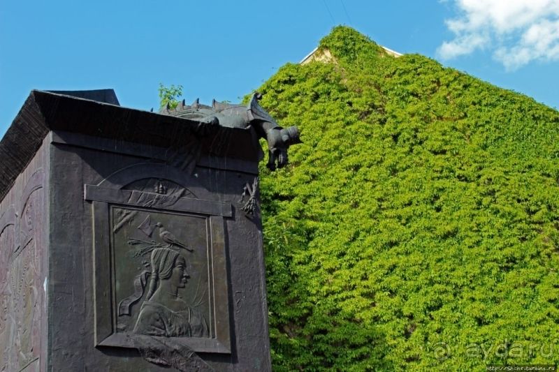 Кто-кто в ... черной башне... живет?