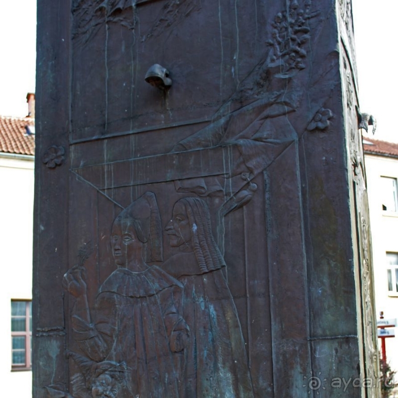 Кто-кто в ... черной башне... живет?