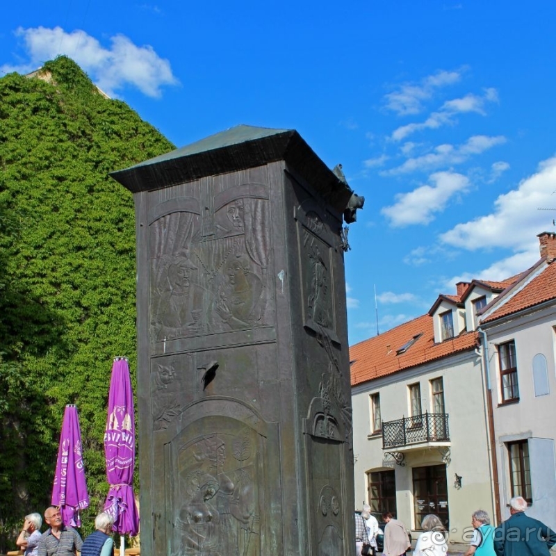 Кто-кто в ... черной башне... живет?