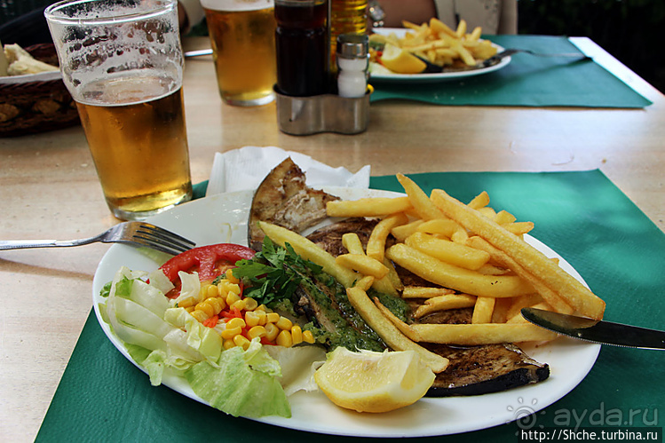 Ресторан с квази-лондонским именем и большой террасой