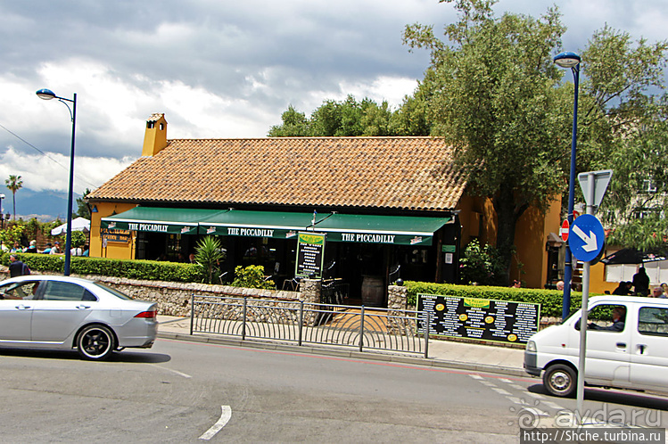 Ресторан с квази-лондонским именем и большой террасой