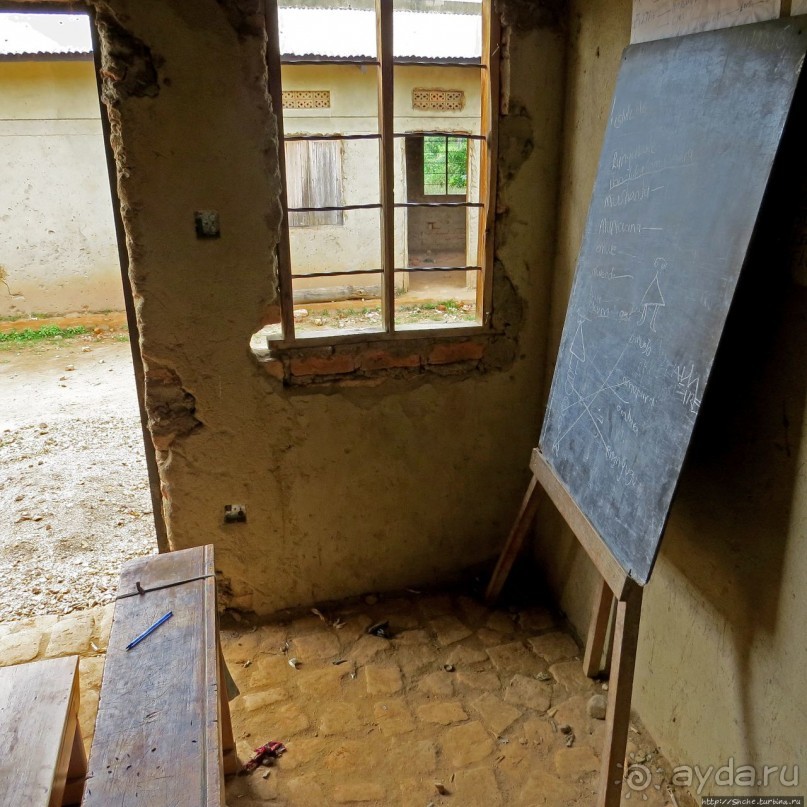 Обычная школа в глубинке Уганды