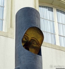 Доктор, меня не покидает ощущение, что за мной следят