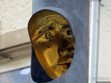 Доктор, меня не покидает ощущение, что за мной следят