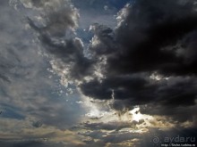 Долина Смерти. Тучи на небе — все оттенки серого и голубого