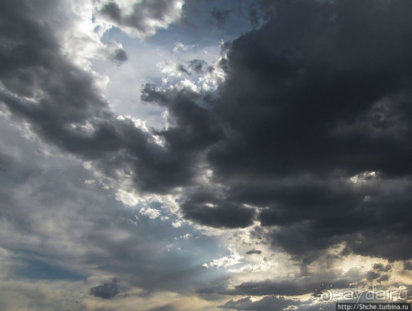 Долина Смерти. Тучи на небе — все оттенки серого и голубого