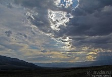 Долина Смерти. Тучи на небе — все оттенки серого и голубого