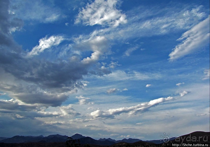 Долина Смерти. Тучи на небе — все оттенки серого и голубого