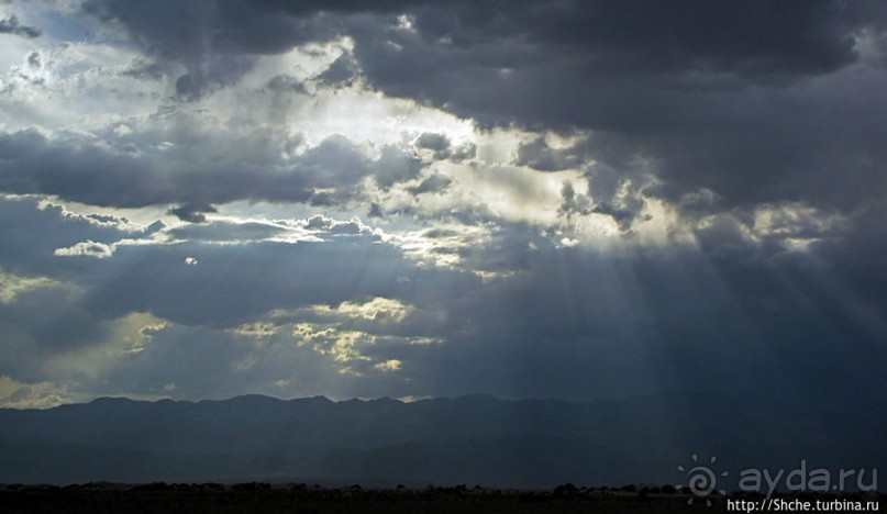Долина Смерти. Тучи на небе — все оттенки серого и голубого