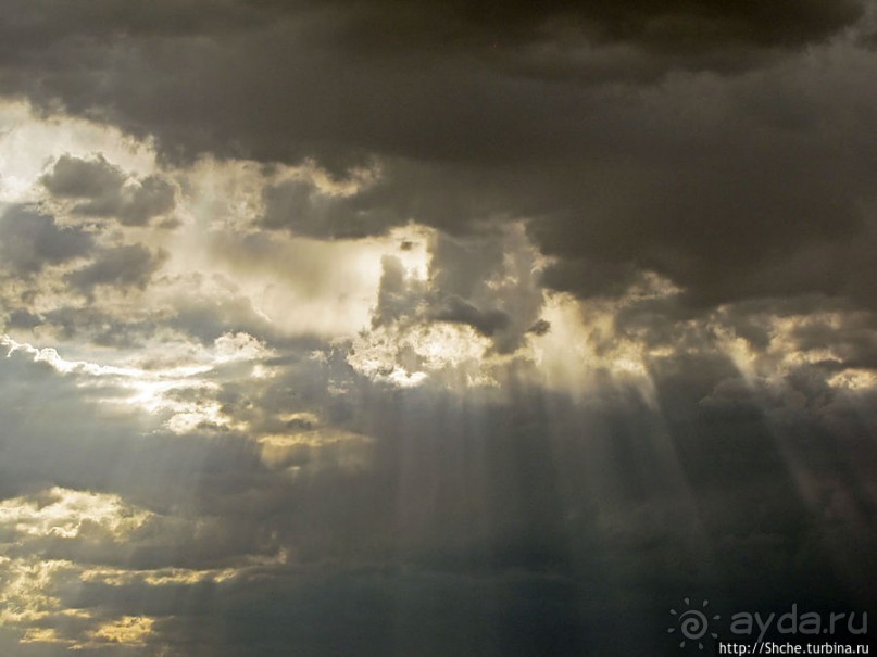 Долина Смерти. Тучи на небе — все оттенки серого и голубого