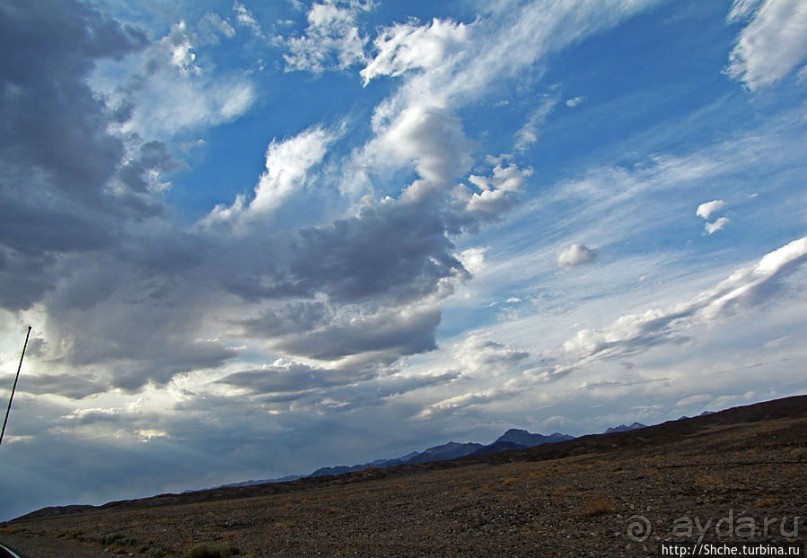 Долина Смерти. Тучи на небе — все оттенки серого и голубого