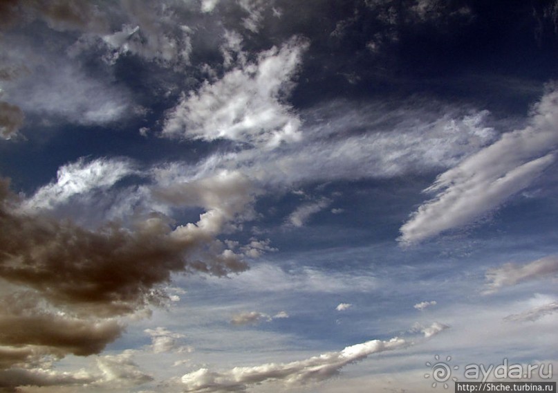 Долина Смерти. Тучи на небе — все оттенки серого и голубого