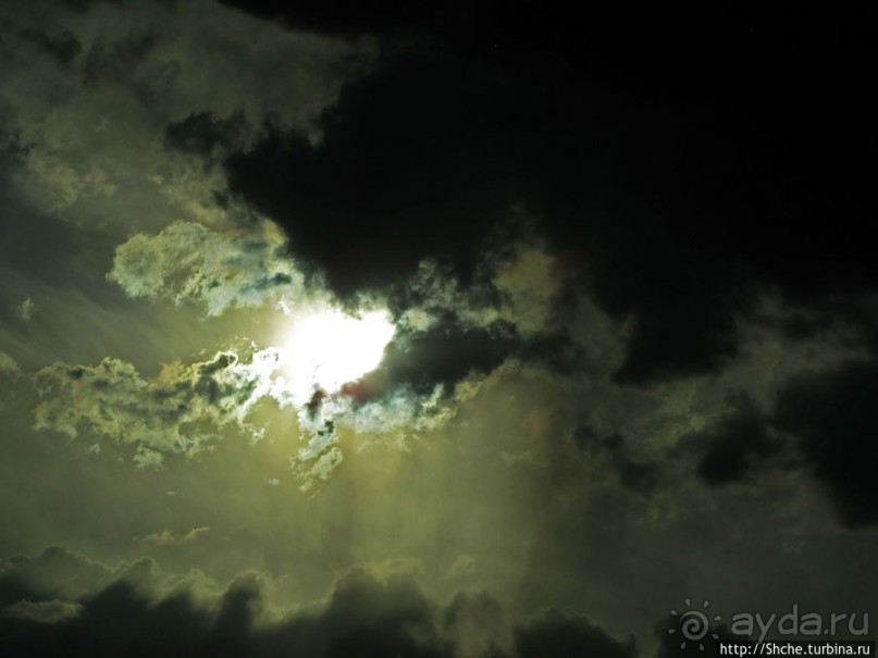 Долина Смерти. Тучи на небе — все оттенки серого и голубого