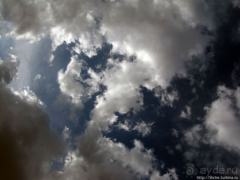 Долина Смерти. Тучи на небе — все оттенки серого и голубого